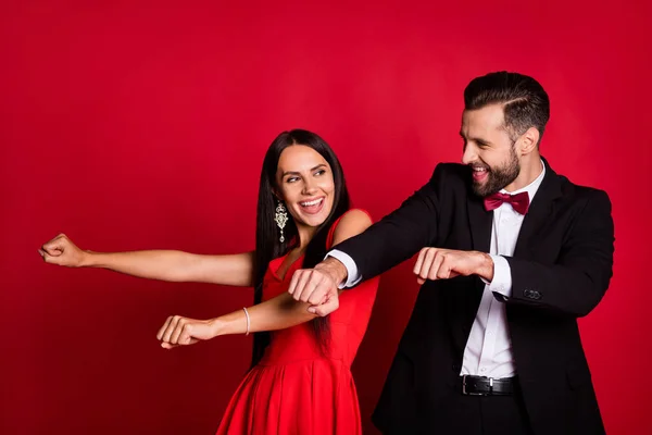 Fotografie funky optimistický pár taneční oblečení šaty izolované na červeném pozadí — Stock fotografie