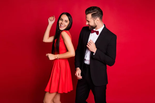 Foto de perfil de linda pareja optimista bailando traje de vestir aislado sobre fondo de color rojo — Foto de Stock