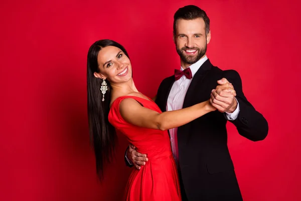 Foto de chica agradable disfrutando bailando tango toothy sonrisa buen humor aislado sobre fondo de color rojo —  Fotos de Stock