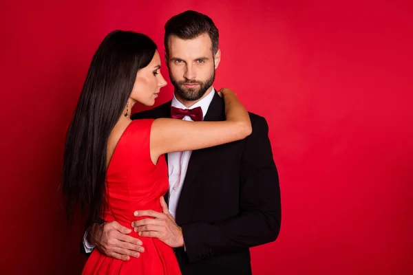 Φωτογραφία του αισιόδοξου ζευγαριού χορό αγκαλιά φορούν κοστούμι φόρεμα απομονωμένο σε φόντο κόκκινο χρώμα — Φωτογραφία Αρχείου