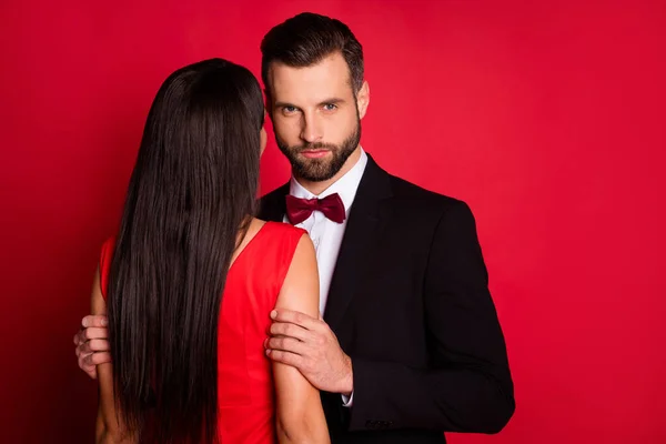 Retrato de homem bonito e bem sucedido mãos segurar senhora atrás manter incógnito isolado no fundo de cor vermelha — Fotografia de Stock