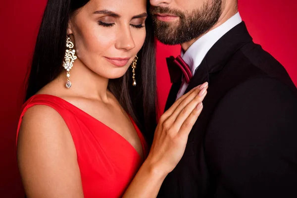 Photo recadrée de couple optimiste danse les yeux fermés porter robe costume isolé sur fond de couleur rouge — Photo