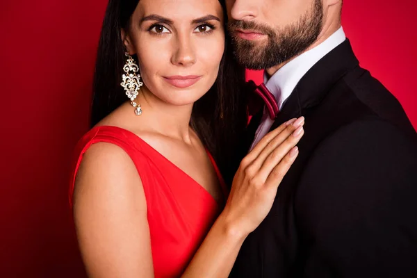 Foto recortada de pareja optimista traje de danza vestido aislado sobre fondo de color rojo —  Fotos de Stock