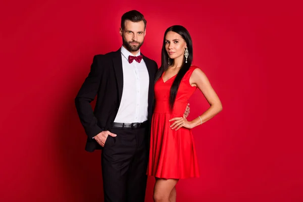 Foto de pareja bastante optimista abrazo desgaste traje vestido aislado sobre fondo de color rojo —  Fotos de Stock