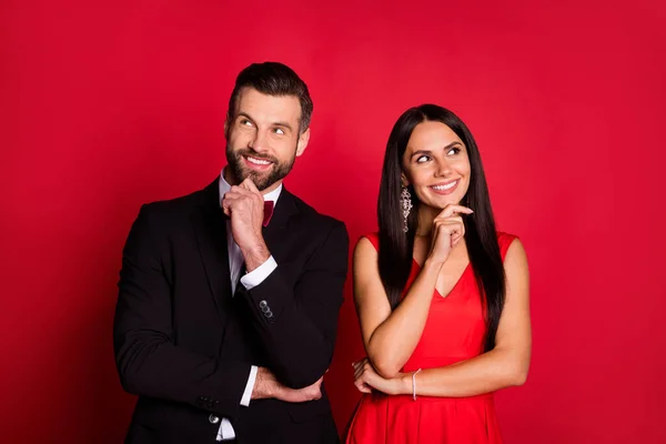 Portrait de deux personnes main sur menton regard intéressé espace vide imaginer isolé sur fond de couleur rouge — Photo