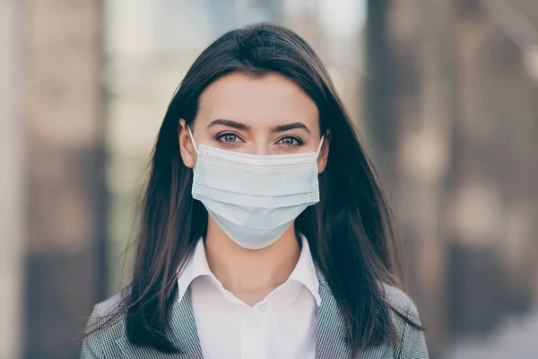 Foto de un joven empresario atractivo que trabaja en pandemia use protección contra máscaras médicas al aire libre — Foto de Stock