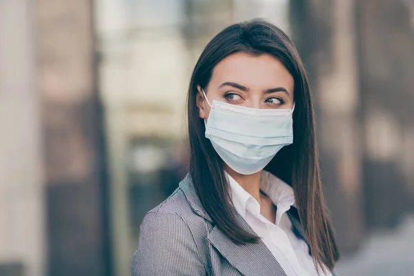 Phot van attente jonge zakenvrouw dragen bescherming masker epidemie look baan quarantaine in de buitenlucht — Stockfoto