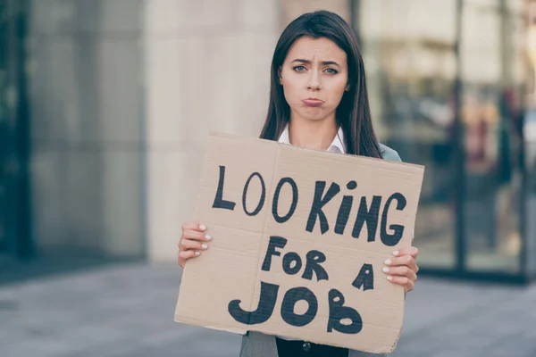 Depresyondaki genç iş kadınının resmi iş arıyor. Kapalı alanda üzgün surat ifadesi takın. — Stok fotoğraf