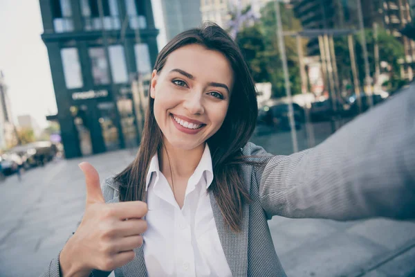 Photo de l'homme d'affaires positif prendre selfie montrer pouce vers le haut usure formalwear blazer à l'extérieur en plein air — Photo