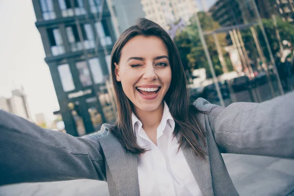 Photo de joyeux joyeux attrayant jeune femme d'affaires prendre selfie clin d'oeil à l'extérieur en plein air centre — Photo