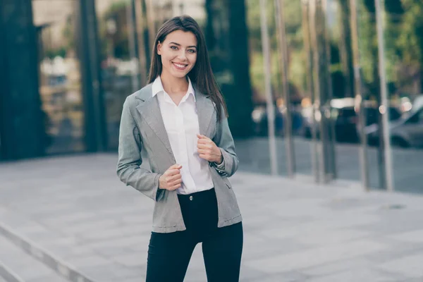 Foto av glada ganska attraktiv affärskvinna bära formalwear kostym byxor utomhus i centrum — Stockfoto