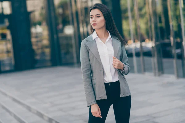 Фото мыслящего привлекательного серьезного делового человека леди выглядят вдумчиво носить официальную одежду на открытом воздухе города — стоковое фото