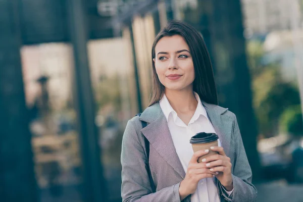 Foto van kalme aantrekkelijke jonge zakenvrouw houden afhalen koffiekop pauze rust dragen jas in buiten — Stockfoto