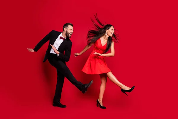 Foto de perfil tamanho completo de casal engraçado dança desgaste vestido vívido terno preto isolado no fundo de cor vermelha — Fotografia de Stock