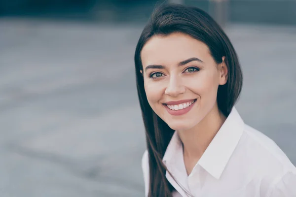 Foto de adorable encantadora secretaria de mujer joven usar camisa formal blanca sonriendo al aire libre — Foto de Stock