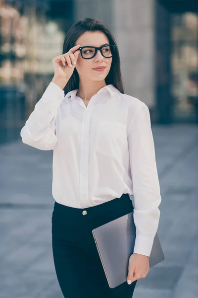 Verticale foto van mooie jonge vrouw dragen witte formele shirt arm bril portemonnee met moderne gadget kijken kant buiten — Stockfoto