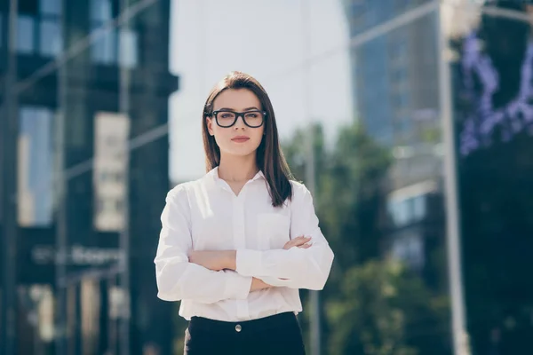 Foto di grave fiducioso giovane donna indossare bianco formale camicia occhiali mani braccia piegate all'aperto — Foto Stock