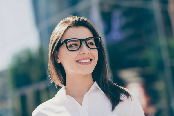 Foto van lieve mooie jonge dame gekleed witte formele shirt armbril kijken kant buiten — Stockfoto