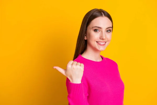 Perfil foto de cute senhora dedo direto vazio espaço olhar câmera desgaste rosa pulôver isolado amarelo cor fundo — Fotografia de Stock