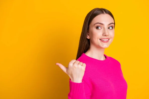 Foto de perfil da menina linda indicar olhar dedo copyspace desgaste rosa suéter isolado cor amarela fundo — Fotografia de Stock