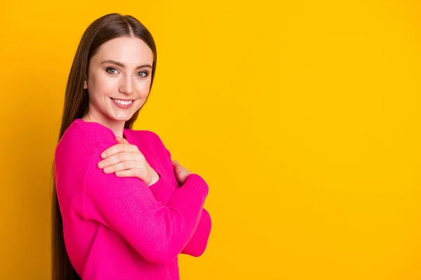 Foto de perfil de la encantadora dama abrazarse sonrisa dentada look cámara desgaste suéter rosa aislado color amarillo fondo —  Fotos de Stock