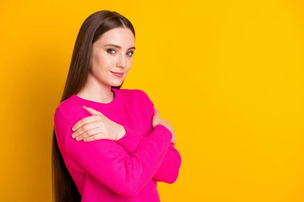 Photo de profil de jeune femme étreinte elle-même regarder caméra porter pull rose isolé couleur jaune fond — Photo