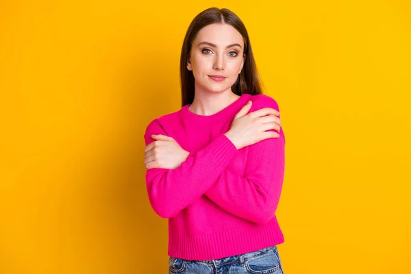 Foto de encantadora joven dama abrazarse look cámara desgaste rosa suéter aislado color amarillo fondo — Foto de Stock