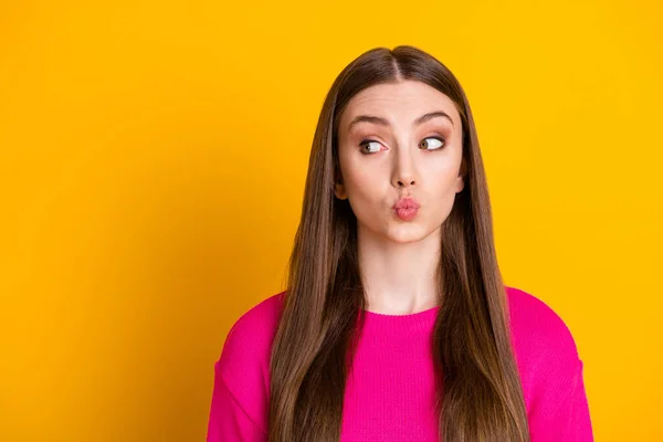 かなり若い女性の唇の写真側空のスペースはピンクのセーターを着用隔離された黄色の背景 — ストック写真