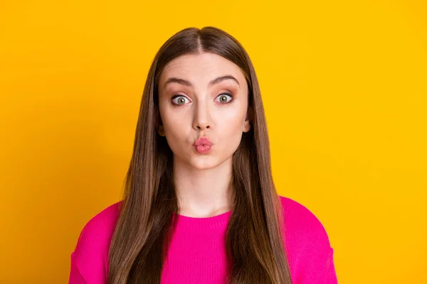Φωτογραφία από χαριτωμένο κυρία αστείο πρόσωπο στείλετε αέρα φιλί ματιά κάμερα φορούν ροζ πουλόβερ απομονωμένο κίτρινο χρώμα φόντο — Φωτογραφία Αρχείου