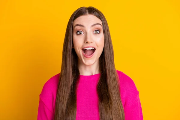 Fénykép a fiatal hölgy hosszú frizura izgatott nyitott száj viselni rózsaszín pulóver izolált sárga színű háttér — Stock Fotó