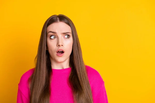 Φωτογραφία από χαριτωμένο τρομαγμένο κορίτσι ανοιχτό στόμα φαίνονται κενό χώρο φορούν ροζ πουλόβερ απομονωμένο κίτρινο χρώμα φόντο — Φωτογραφία Αρχείου