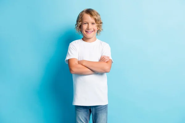 Zdjęcie małego dziecka składane ramiona kręcone fryzura wygląd aparat nosić białą koszulę odizolowany niebieski kolor tło — Zdjęcie stockowe