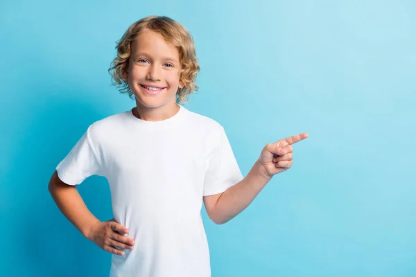 Photo de petit index de point garçon positif espace vide pour la promotion porter t-shirt blanc isolé sur fond de couleur bleue — Photo