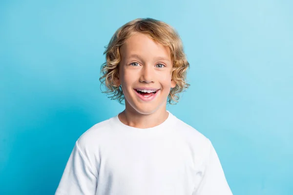 Portret chłopca dodatni wygląd w aparacie podekscytowany nosić biały t-shirt odizolowany na niebieskim pastelowym tle koloru — Zdjęcie stockowe