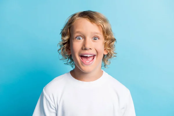 Photo de garçon positif se sentir étonné bouche ouverte porter tenue de style décontracté blanc isolé sur fond de couleur bleue — Photo