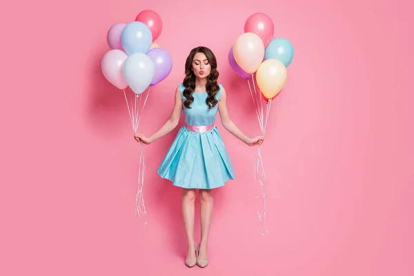 Foto de cuerpo completo de la señora coqueta rizado enviar besos de aire ojos evento cerrado fiesta de graduación celebrar ambas manos muchos globos de aire usan azul verde azulado mini vestido falda tacones altos aislados color rosa fondo — Foto de Stock