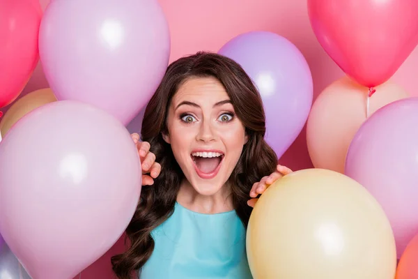 Close-up foto van vrij grappig verrast dame feest evenement rond veel luchtballonnen verjaardag dolblij emoties dragen blauw teal jurk geïsoleerd roze pastel kleur achtergrond — Stockfoto