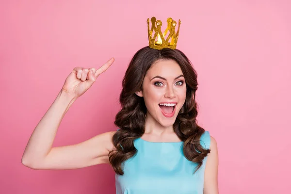 Foto de primer plano de la encantadora fiesta de graduación del evento festivo dama reconocida como reina del baile dedo directo cabeza corona dorada nominación estado desgaste azul verde azulado vestido aislado color rosa fondo —  Fotos de Stock