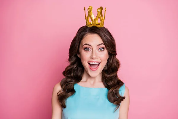 Foto de la encantadora señora sorprendida fiesta de graduación evento festivo reconocido como reina del baile corona de oro estado de nominación inesperada desgaste azul verde azulado vestido aislado color rosa fondo —  Fotos de Stock