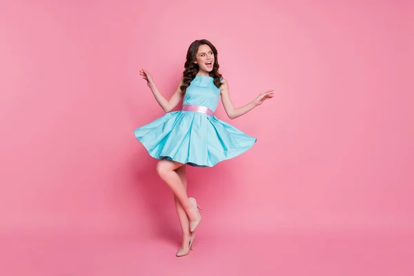 Полная длина фото привлекательной кудрявая леди гламурная одежда событие ночной клуб танцы юбка полет носить синий бирюзовый платье на высоких каблуках изолированные пастельно-розовый цвет фона — стоковое фото