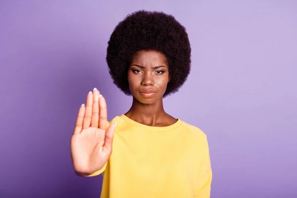 Foto přísné tmavé kůže dívka show ruka v kameře nosit žlutý jumper izolované přes fialové barvy pozadí — Stock fotografie