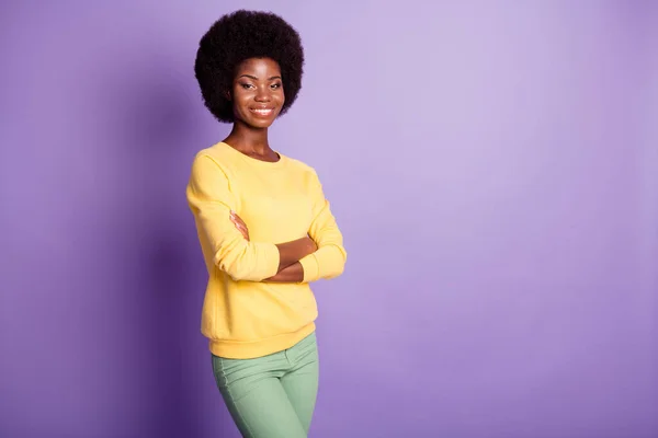 Otočené fotografie tmavé kůže dívka stojan copyspace kříž ruce nosit kalhoty jumper izolované na fialové barvy pozadí — Stock fotografie