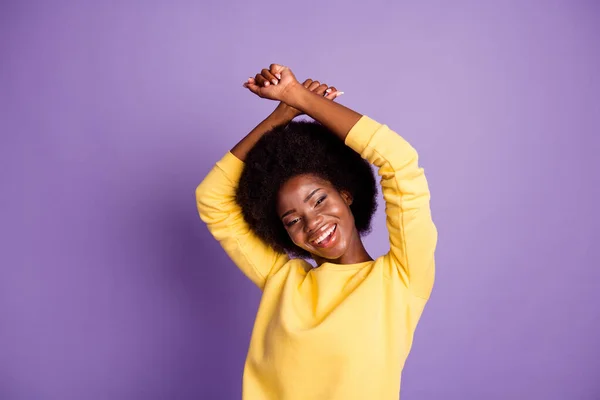 Foto de encantadora menina olhar câmera levantar cruzados braços brilhante sorriso desgaste amarelo suéter isolado cor violeta fundo — Fotografia de Stock