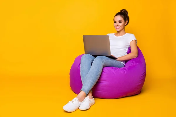 Pełne ciało zdjęcie pozytywnej wesoły dziewczyna siedzieć fioletowy torba fotel używać komputer czytać e-book nosić biały t-shirt obuwie izolowane na jasny połysk kolor tło — Zdjęcie stockowe