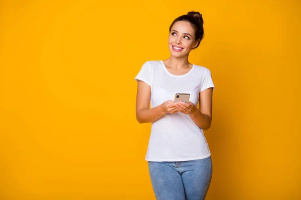 인물사진 긍정적 인 관심을 가진 여학생이 스마트폰을 사용하는 모습, 완벽 한 소셜 네트워크 포스트는 밝은 색상 배경에 고립 된 흰색 스타일의 유행하는 옷을 입고 있다. — 스톡 사진