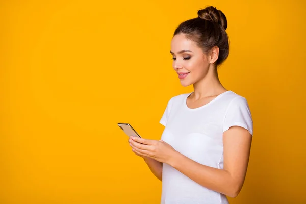 Ritratto positivo allegro ragazza uso cellulare leggere social media novità godere on-line amico comunicazione conversazione indossare stile elegante moda vestito isolato luminoso lucentezza colore sfondo — Foto Stock