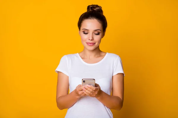 Portret van gericht smm werknemer meisje gebruik smartphone lees sociale netwerk informatie dragen goed kijken kleding geïsoleerd over heldere glans kleur achtergrond — Stockfoto