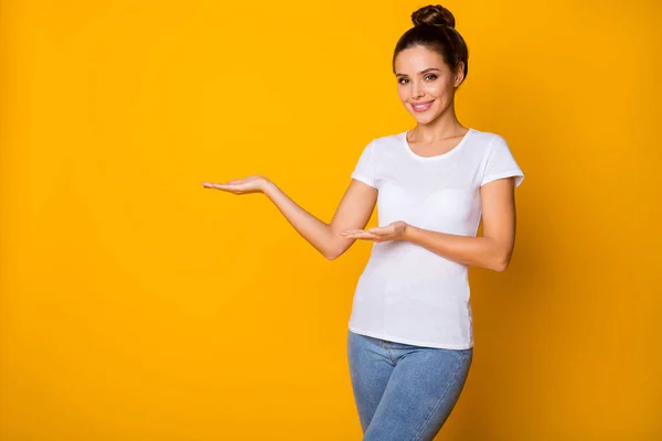 Retrato de positivo alegre menina promotor segurar mão demonstrar anúncios promoção desgaste boa aparência roupas isoladas sobre brilho cor fundo — Fotografia de Stock
