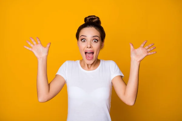 Retrato de surpreendido louco engraçado menina imressed presente maravilhoso ela começa em sua hora de verão aniversário grito ondas mãos desgaste bom look roupa isolado brilhante brilho cor fundo — Fotografia de Stock