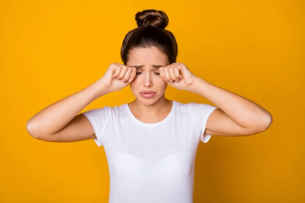 Portret van gefrustreerd meisje hebben ruzie met vriendje beginnen huilen aanraking handen dragen goed kijken kleren geïsoleerd over levendige kleur achtergrond — Stockfoto